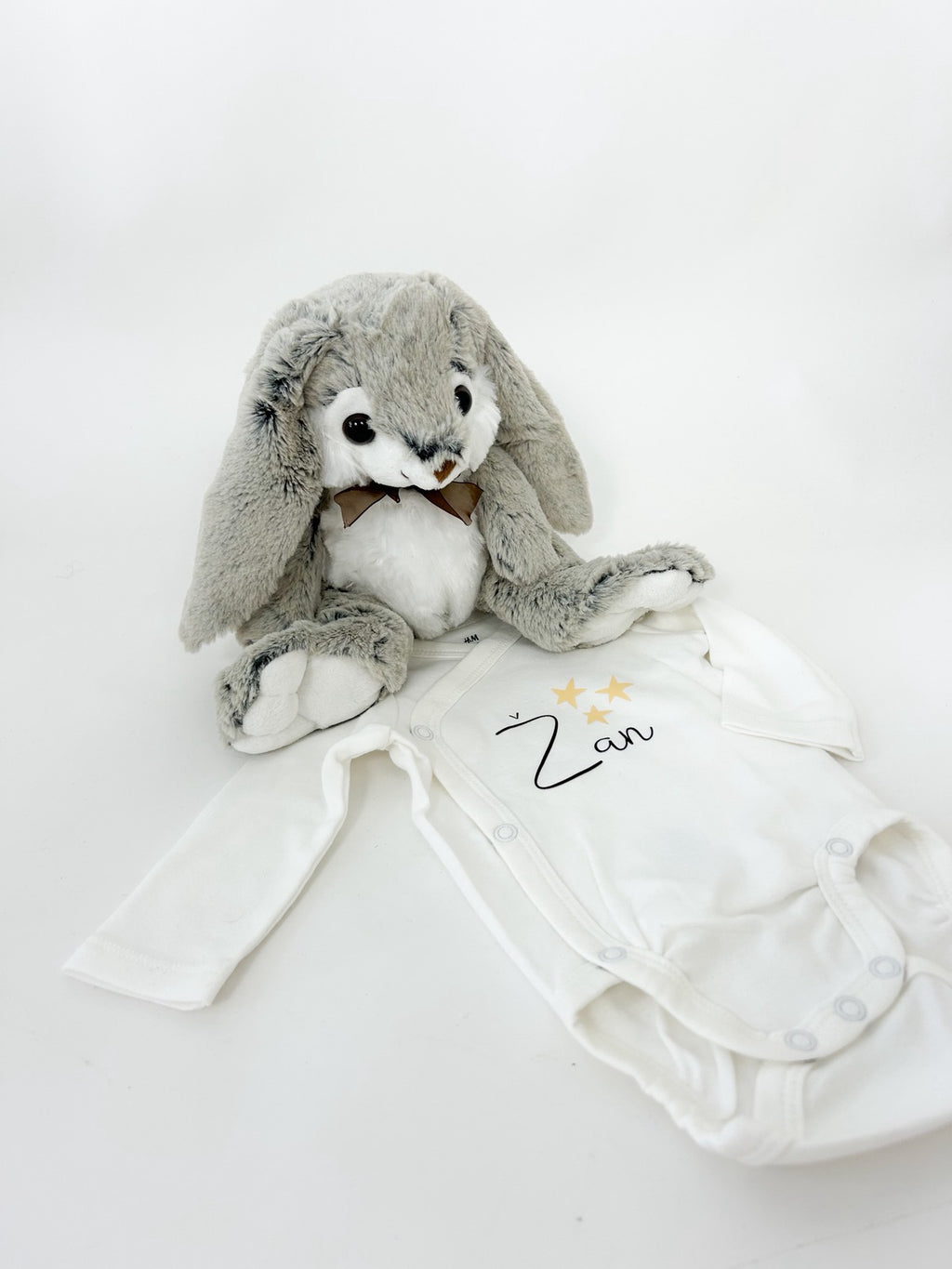 Darilni set personaliziranega zajčka in bodija siv