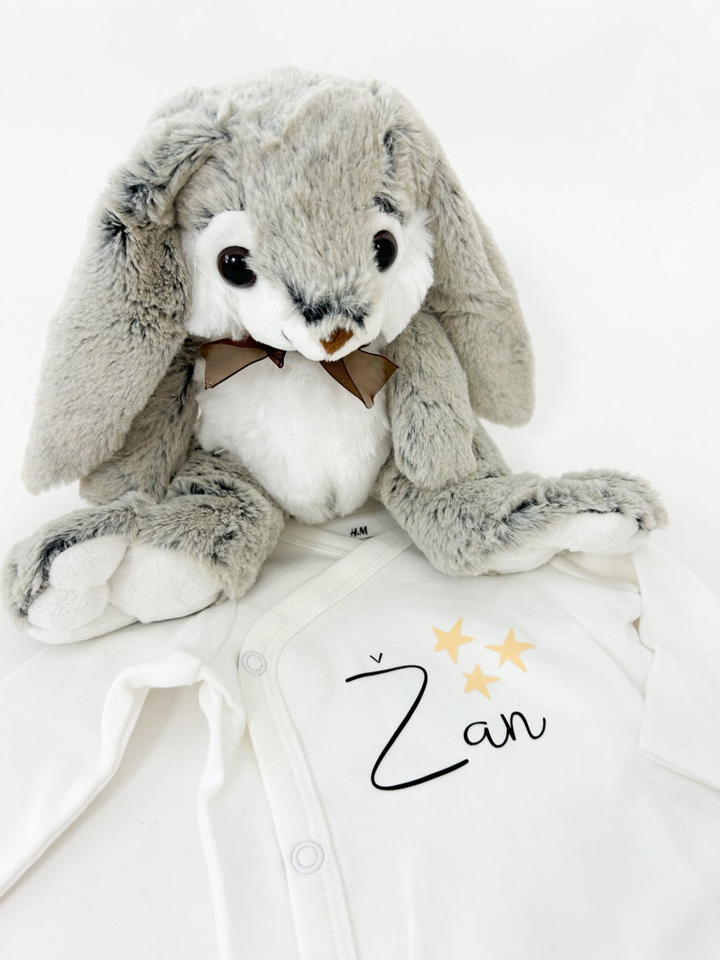Darilni set personaliziranega zajčka in bodija siv