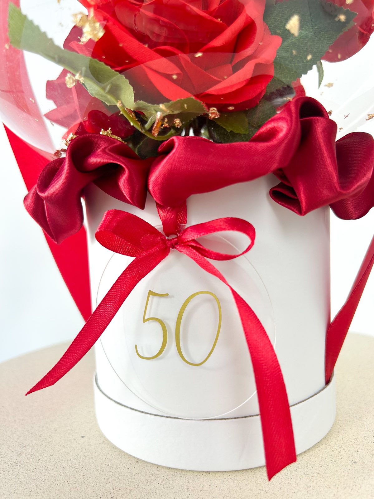 Rojstnodnevni balon z rdečim cvetjem