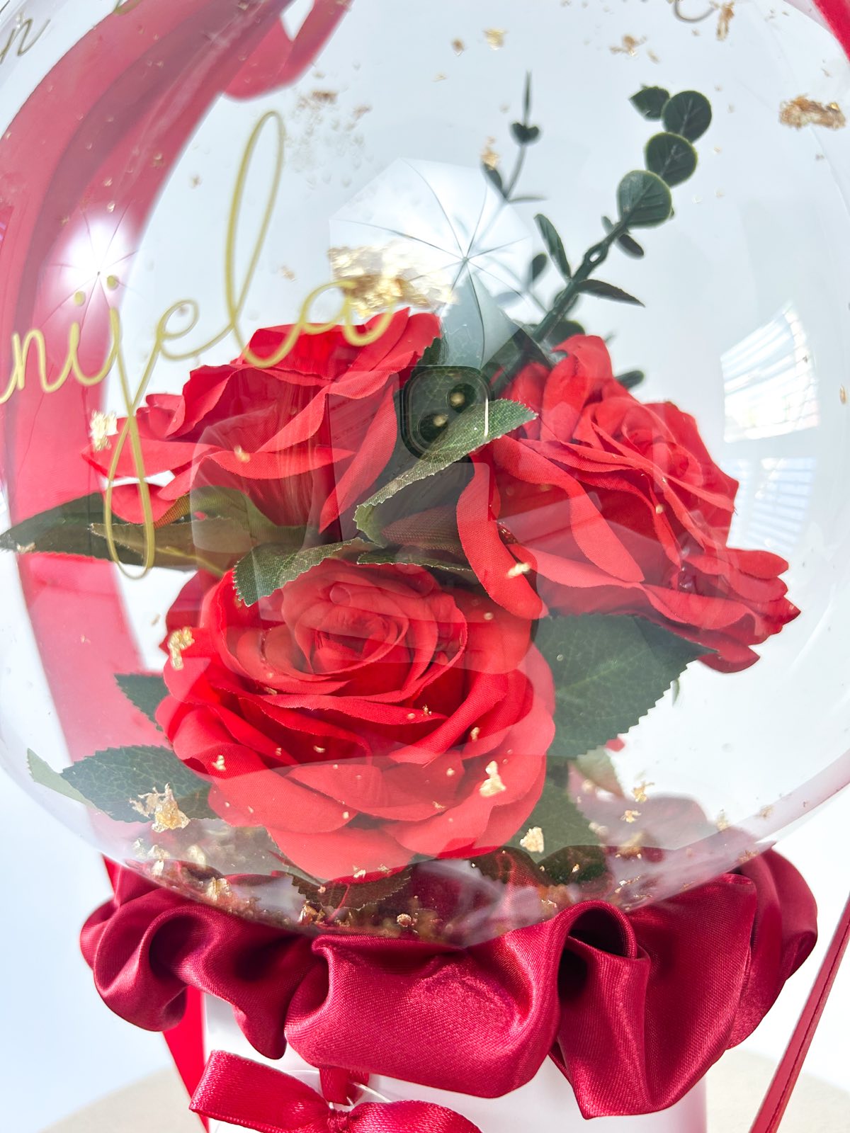 Rojstnodnevni balon z rdečim cvetjem