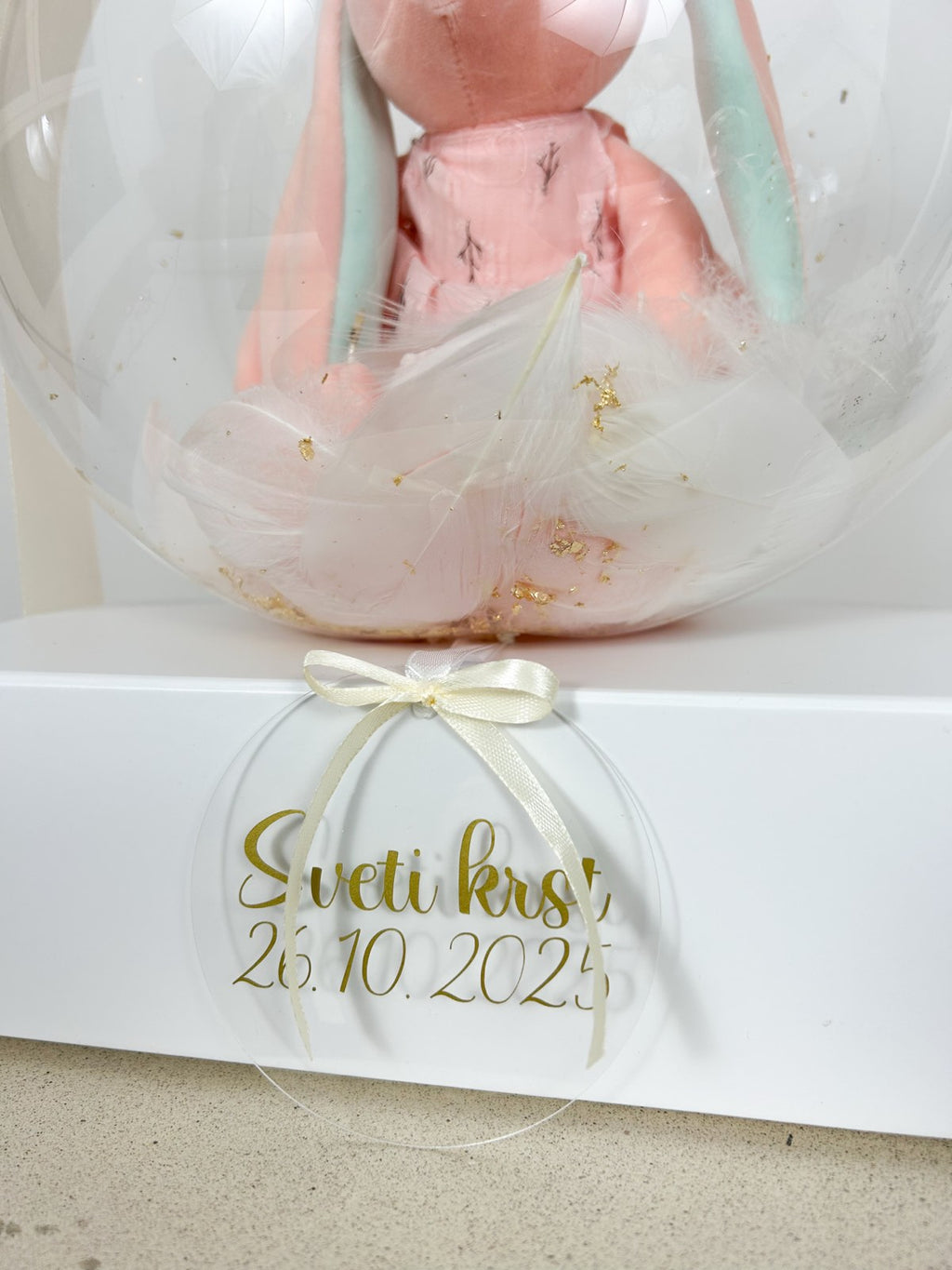 Krstni balon z roza zajčkom in akrilno ploščico bež
