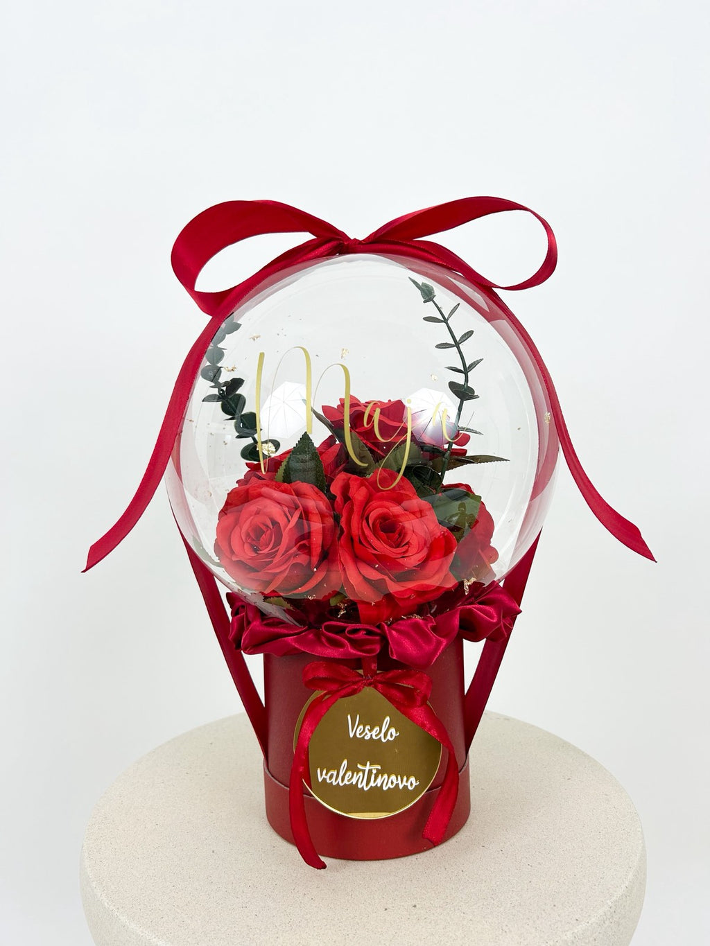 Valentinov balon s šopkom vrtnic