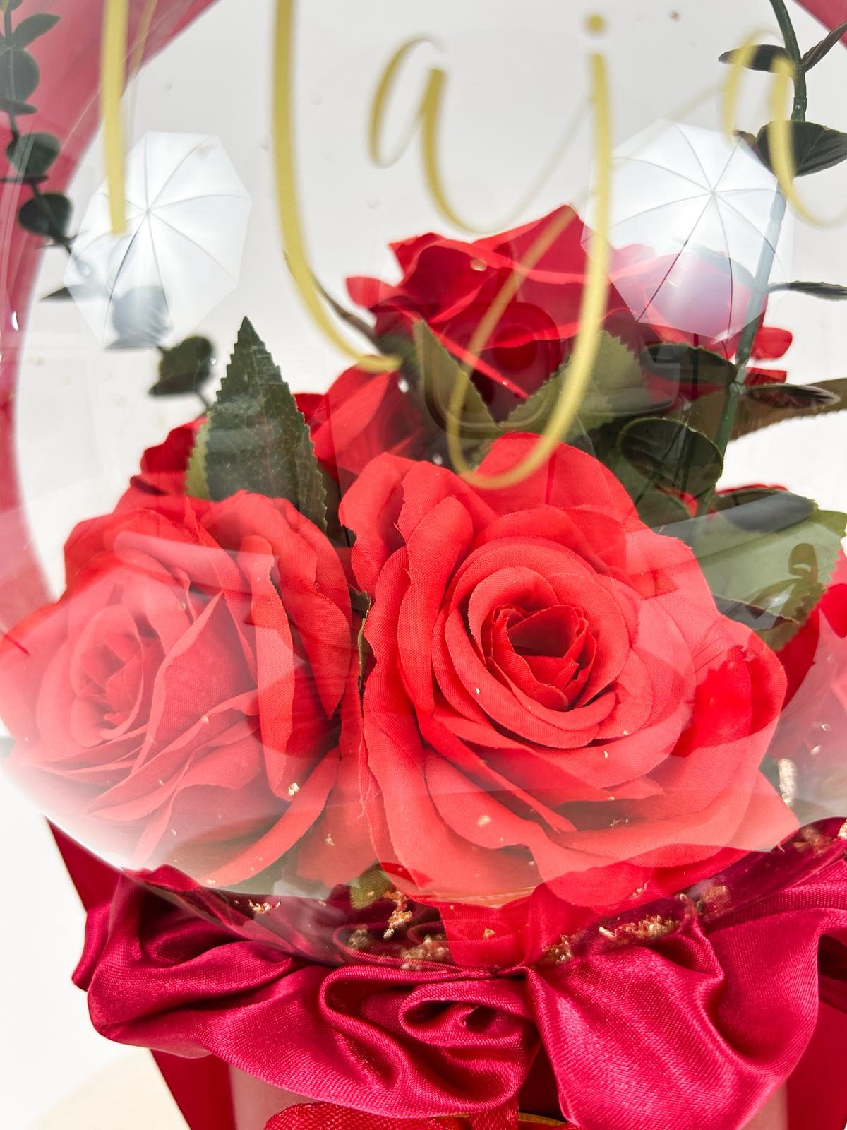 Valentinov balon s šopkom vrtnic