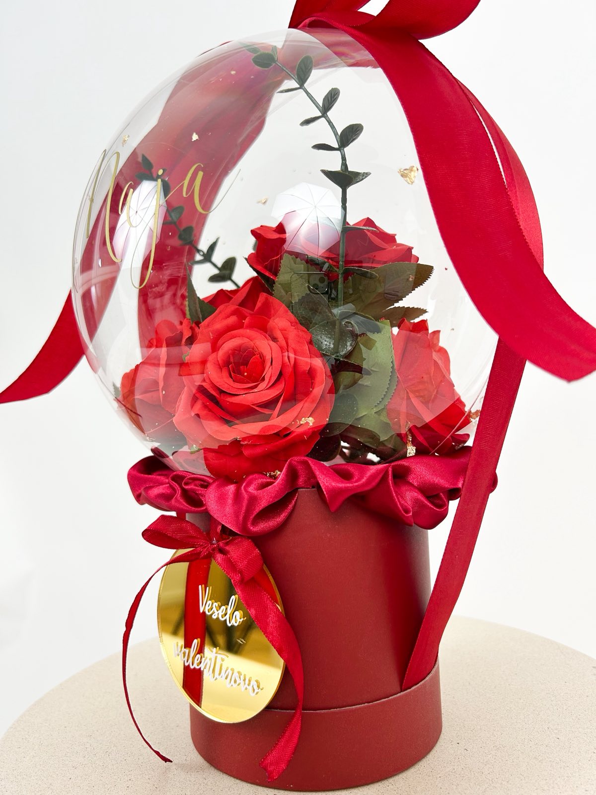 Valentinov balon s šopkom vrtnic