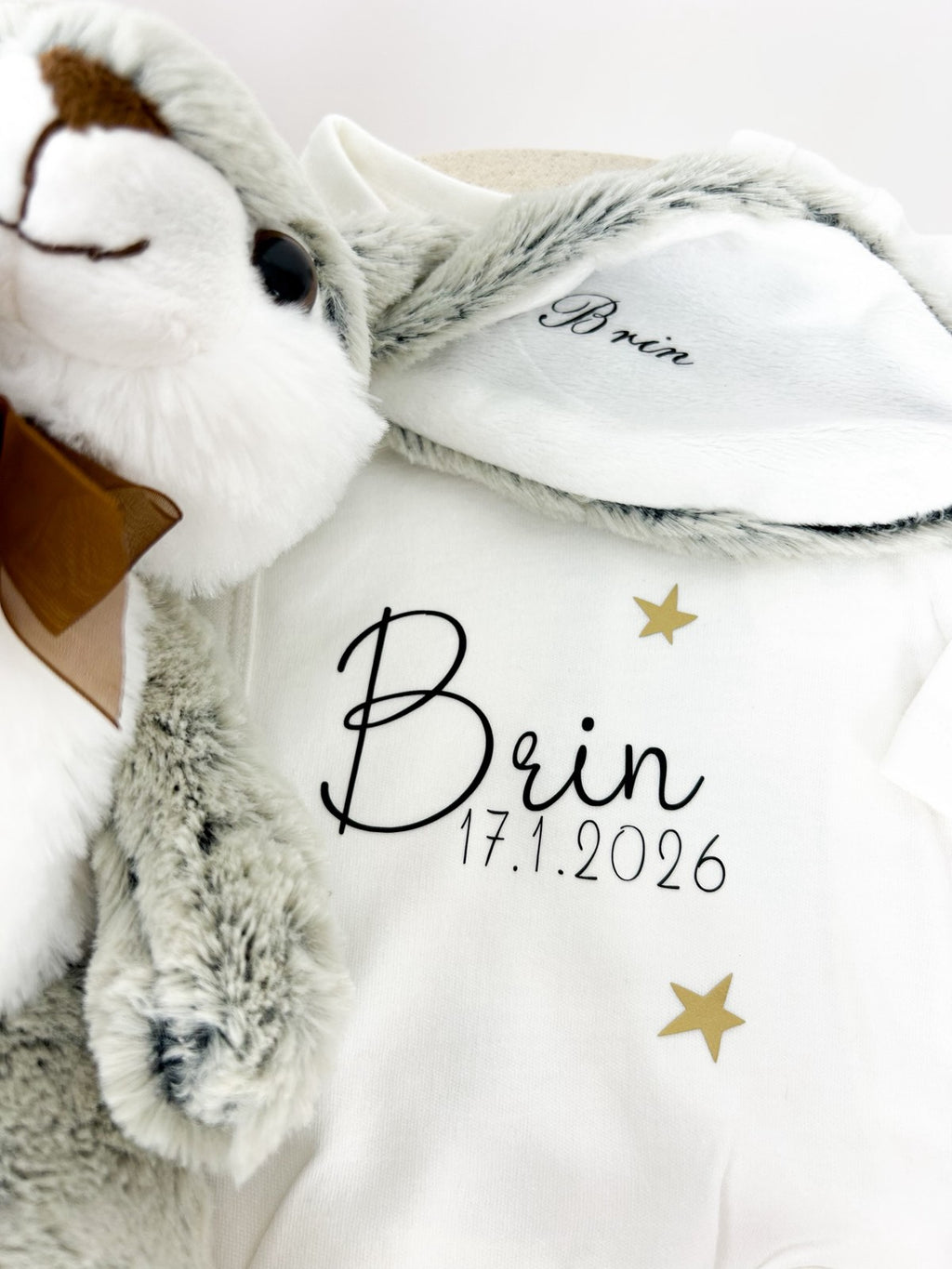 Darilni set personaliziranega zajčka in bodija siv