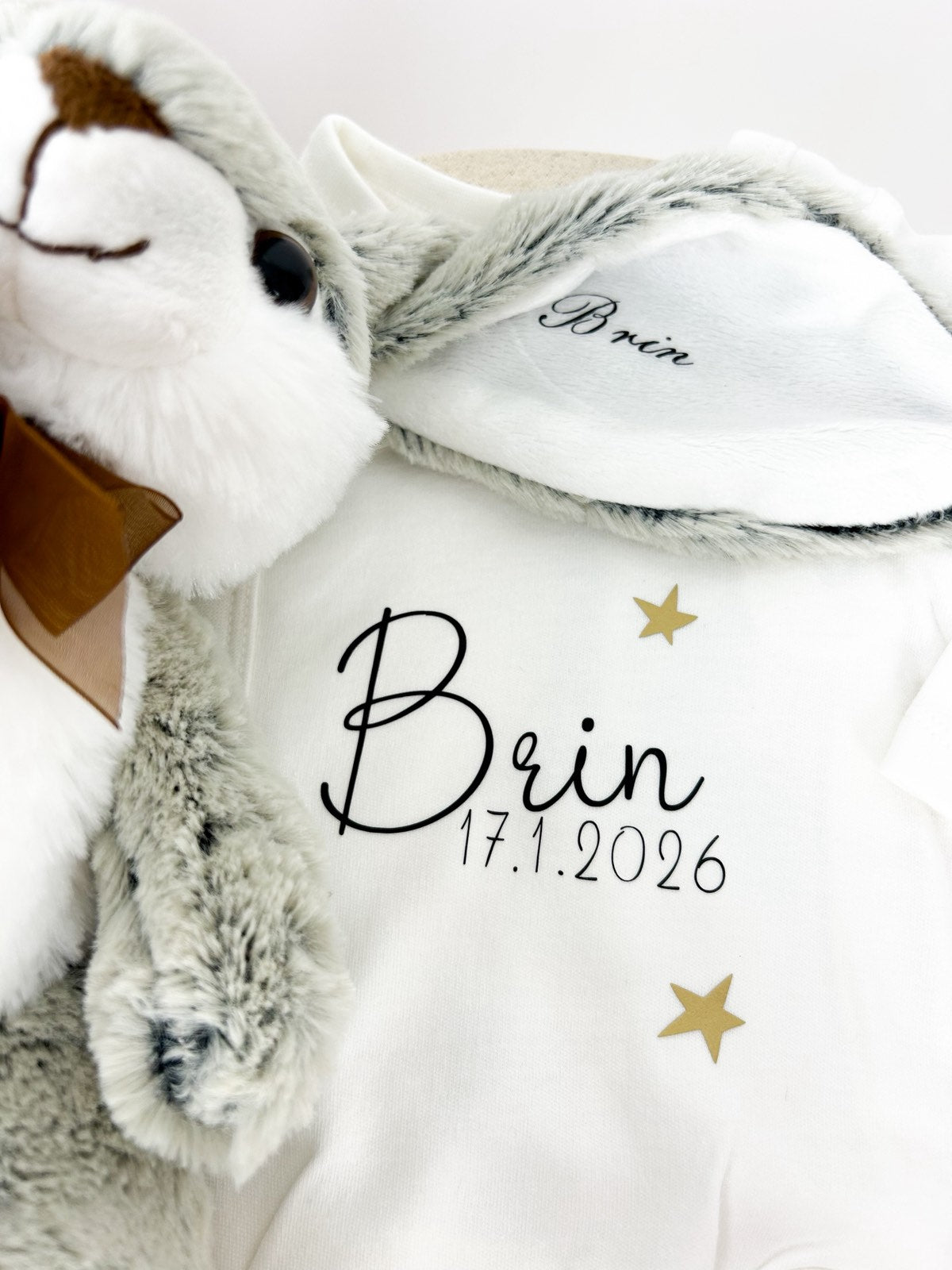 Darilni set personaliziranega zajčka in bodija siv