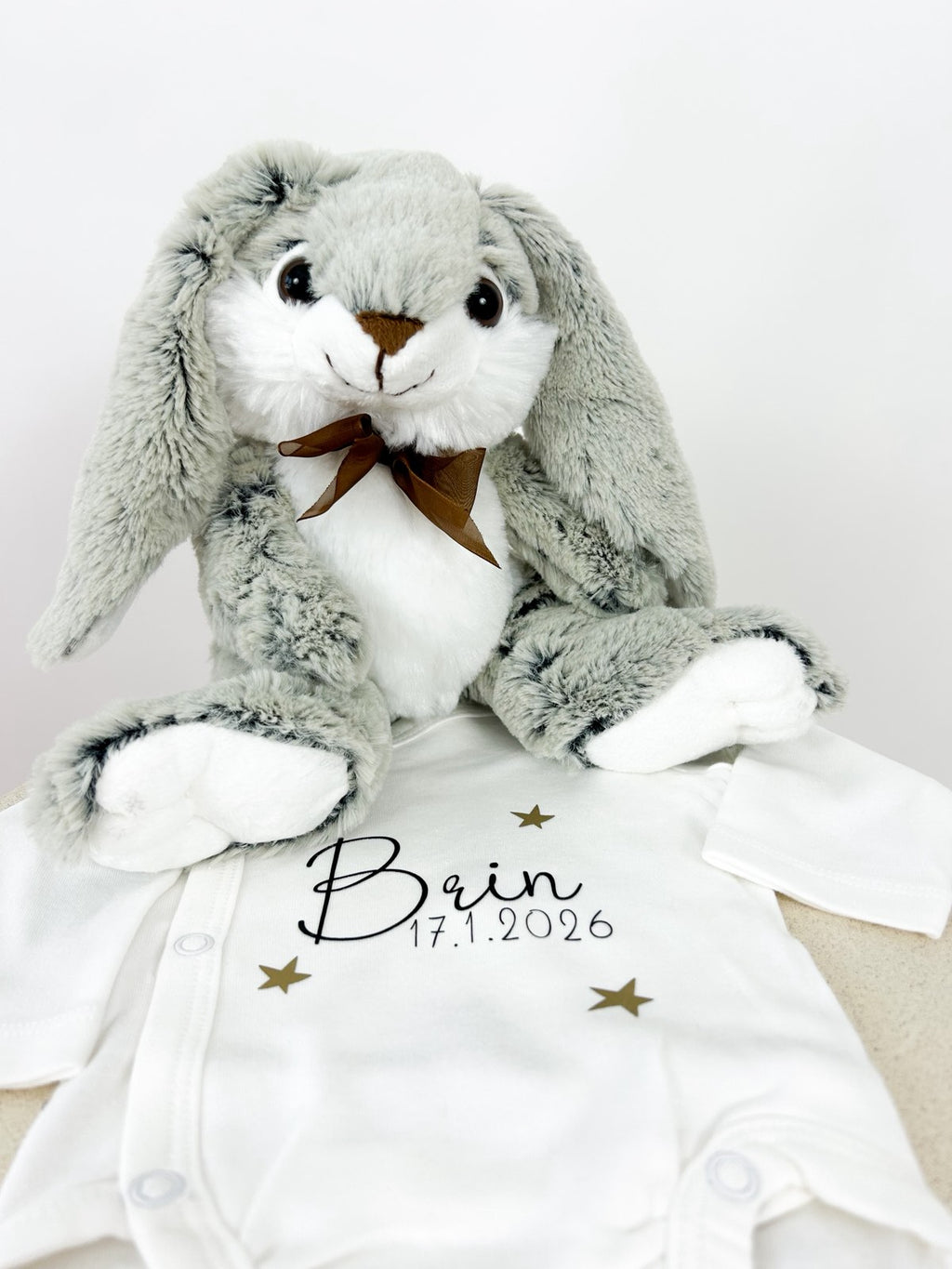Darilni set personaliziranega zajčka in bodija siv
