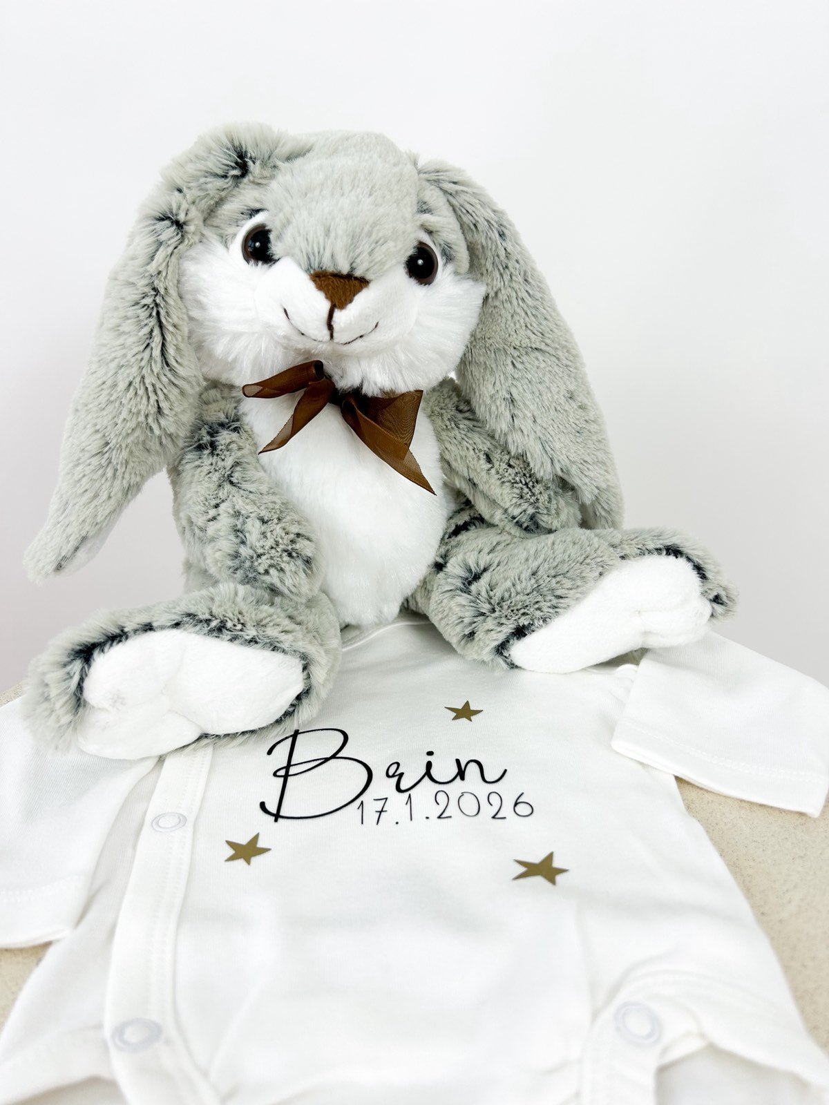 Darilni set personaliziranega zajčka in bodija siv