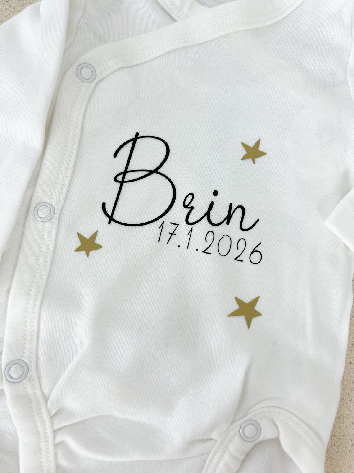 Darilni set personaliziranega zajčka in bodija siv