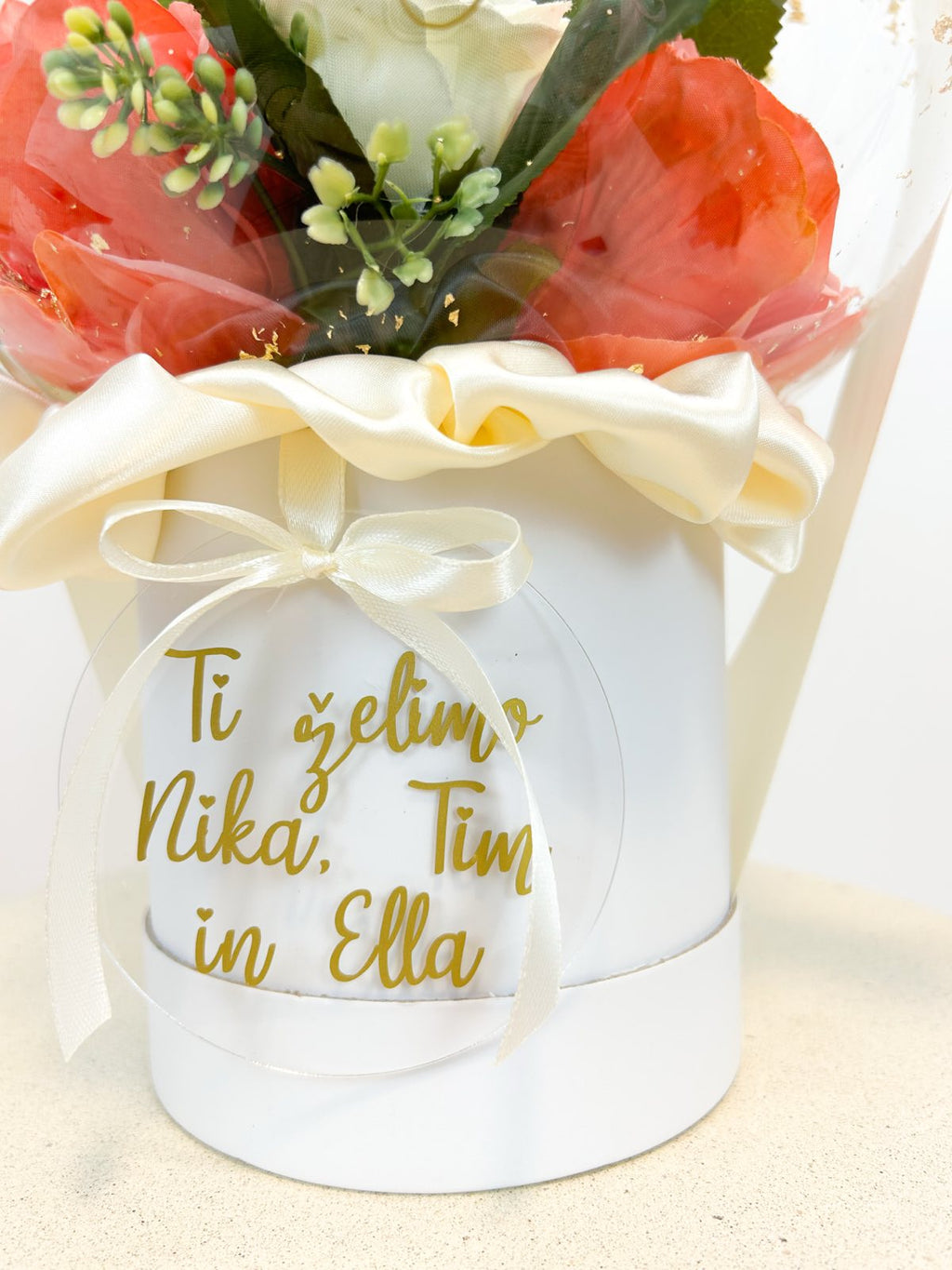 Rojstnodnevni balon z roza cvetjem