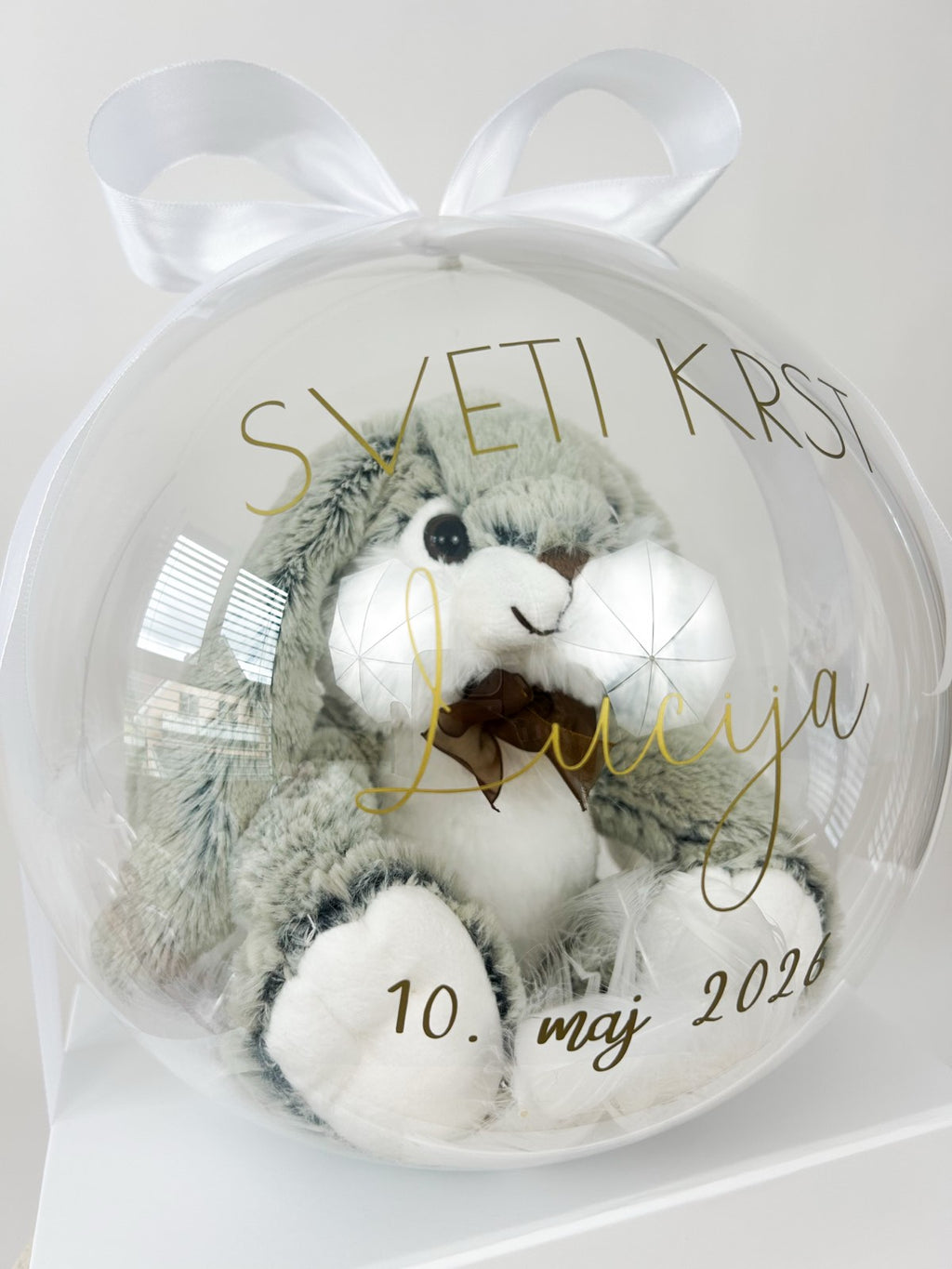 Krstni balon s sivim zajčkom bel