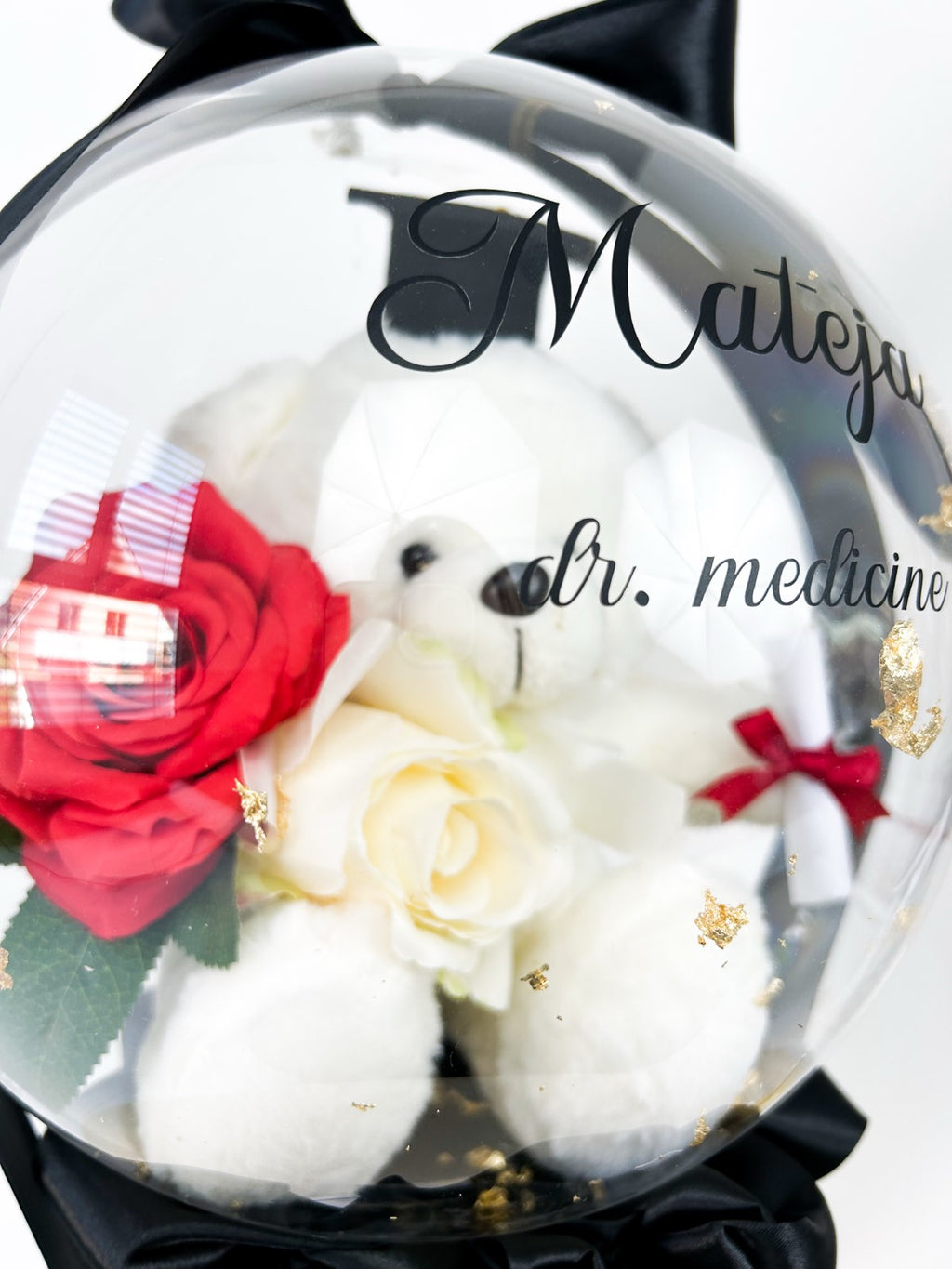 Balon ob diplomi z medvedkom in cvetjem