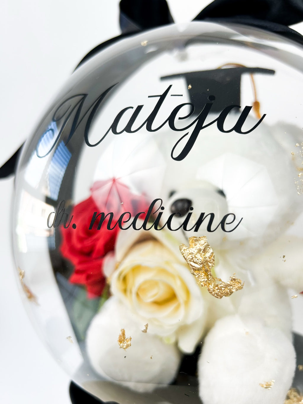 Balon ob diplomi z medvedkom in cvetjem