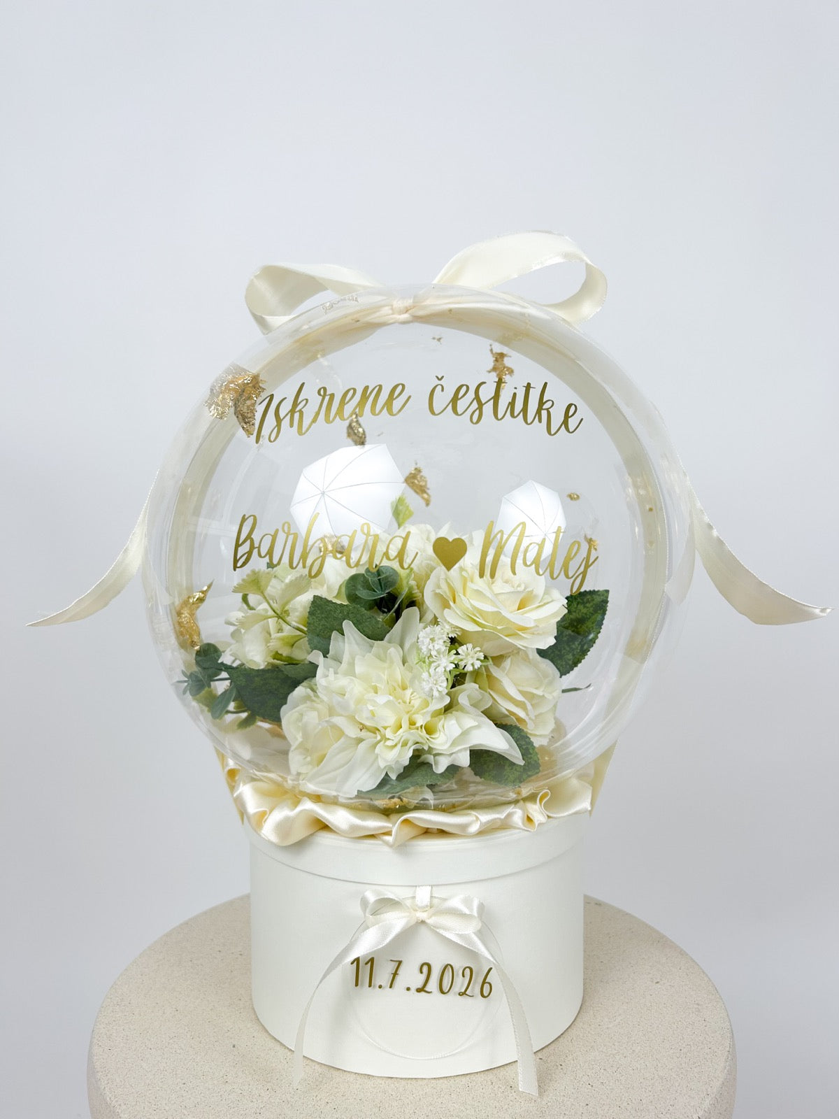 Poročni balon z belim cvetjem